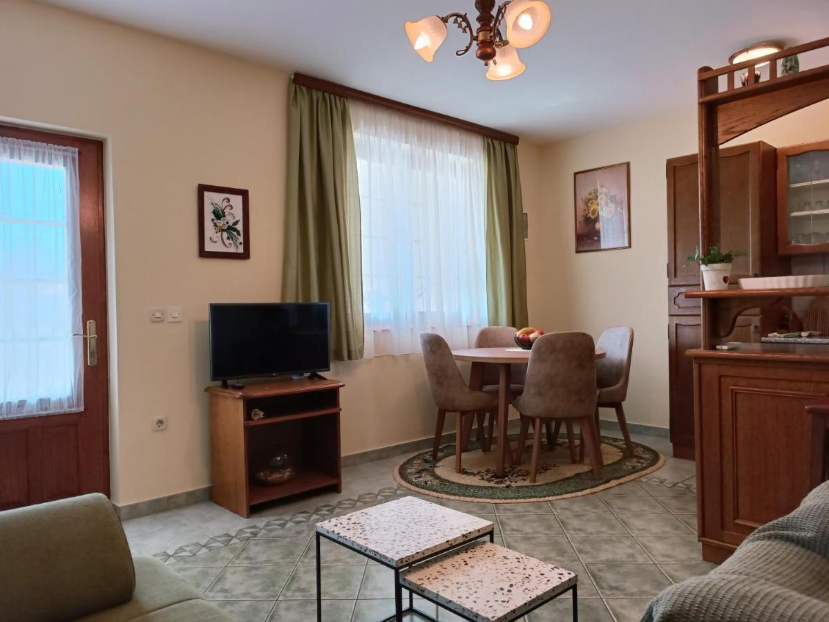 Apartments Stojakovic ポレッチ エクステリア 写真